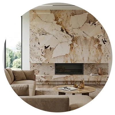 Naturstein Wandverkleidung im modernen Wohnzimmer mit Kamin