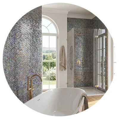 Modernes Badezimmer mit Mosaikfliesen an Wand und Dusche