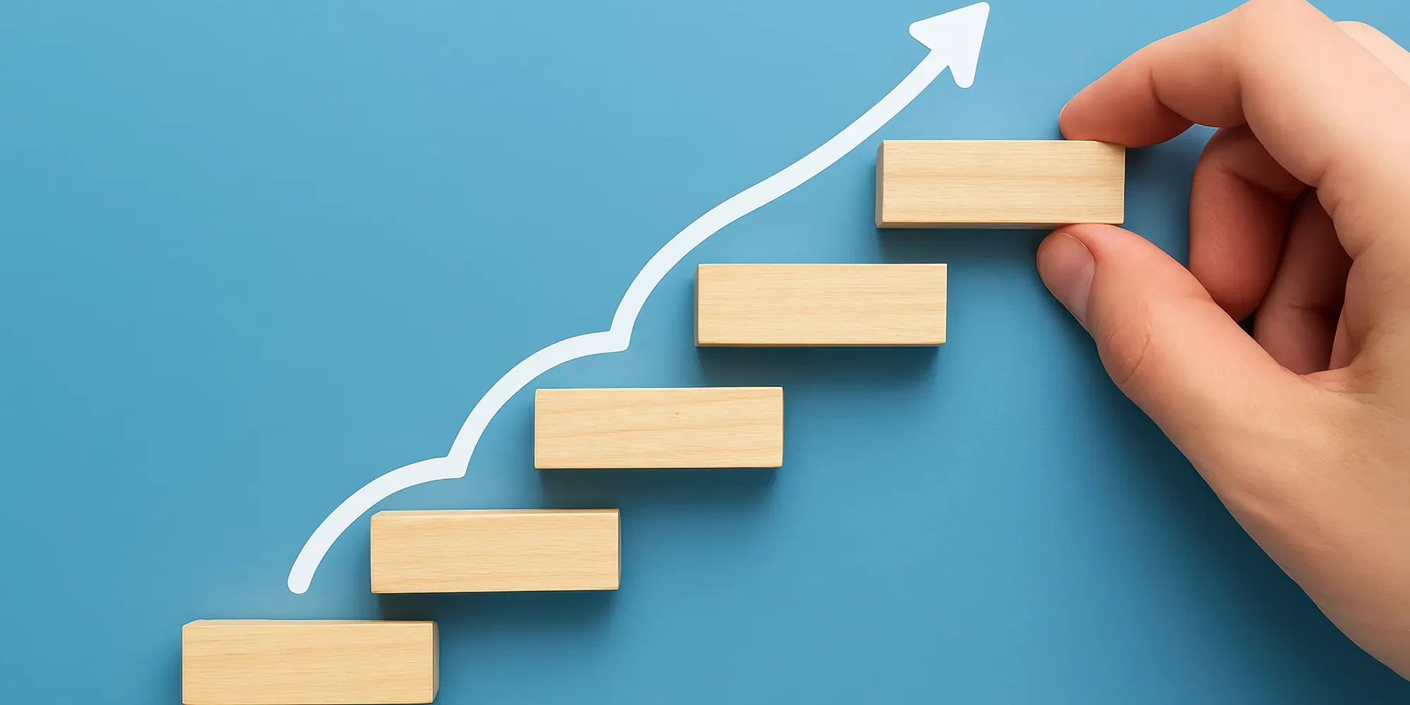 Headerbild für Über mich: Symbolische Holztreppe mit aufsteigender Erfolgskurve auf blauem Hintergrund