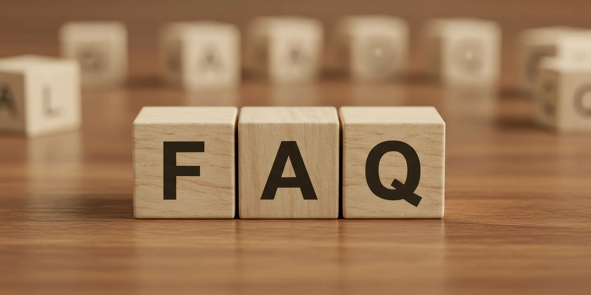 Header FAQ – Holzblöcke mit den Buchstaben FAQ für häufig gestellte Fragen