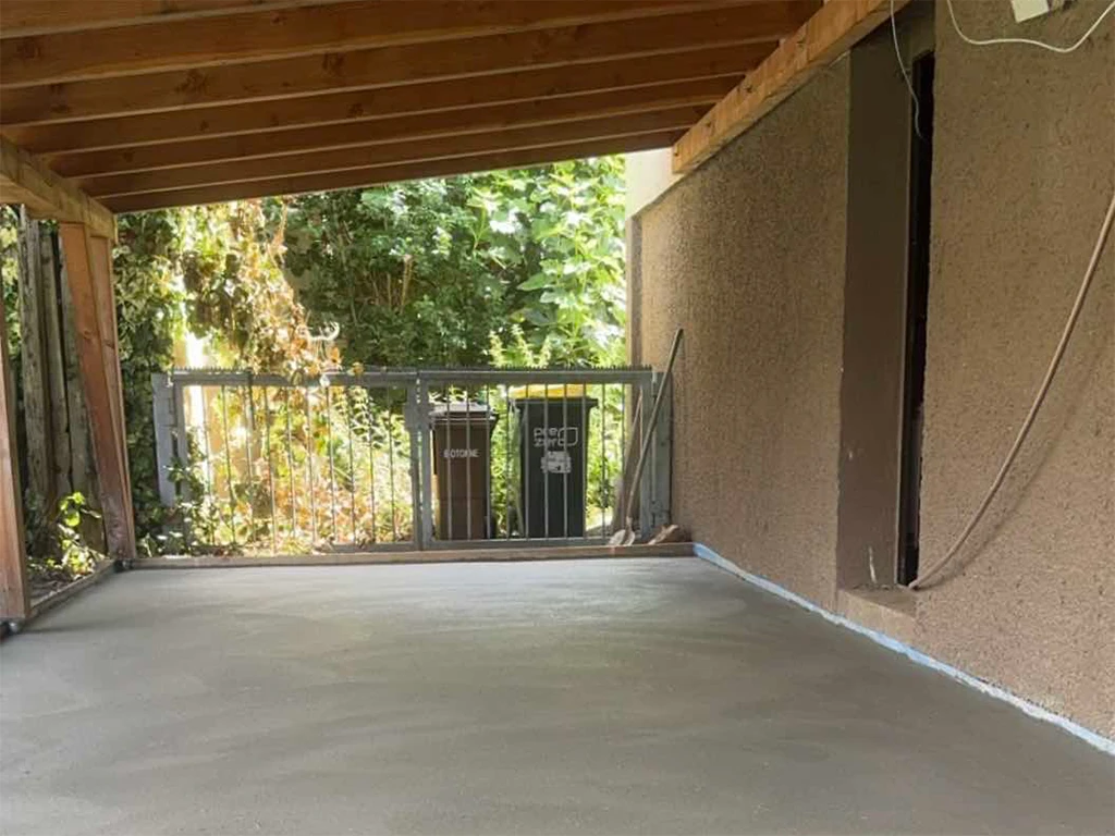 Frisch verlegter Estrich unter einer überdachten Terrasse