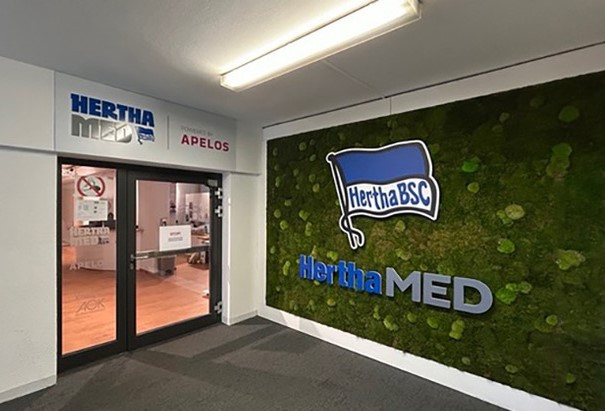 Eingangsbereich von HerthaMED, dem medizinischen Zentrum von Hertha BSC, mit Logo an der Wand