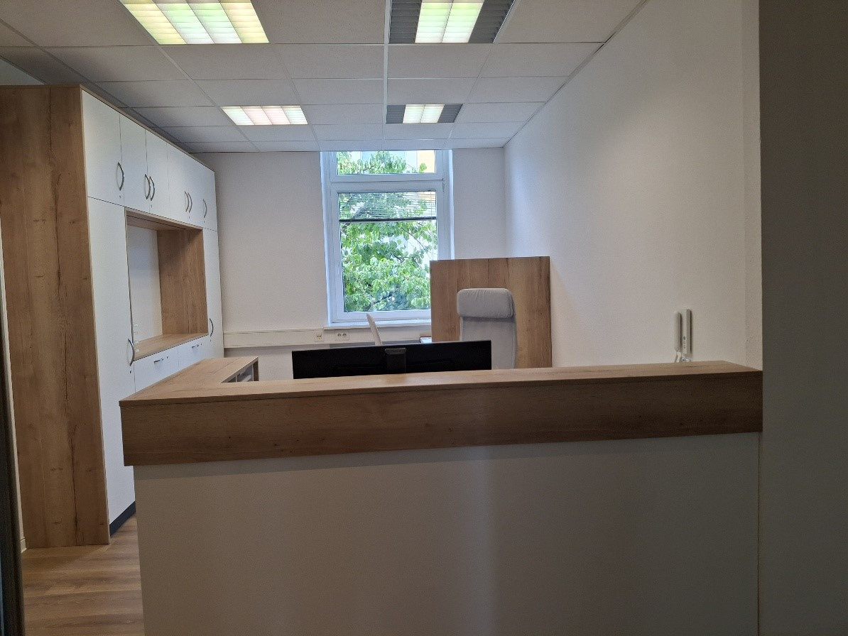 Moderner Büroraum mit Schreibtisch und Fenster