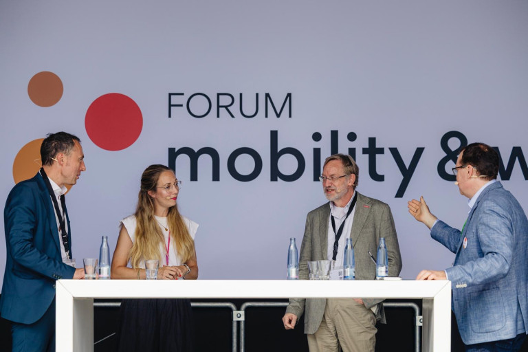 Podiumsdiskussion beim Forum Mobility mit Experten Diskussion auf dem Forum Mobility mit mehreren Teilnehmern an einem Podiumstisch