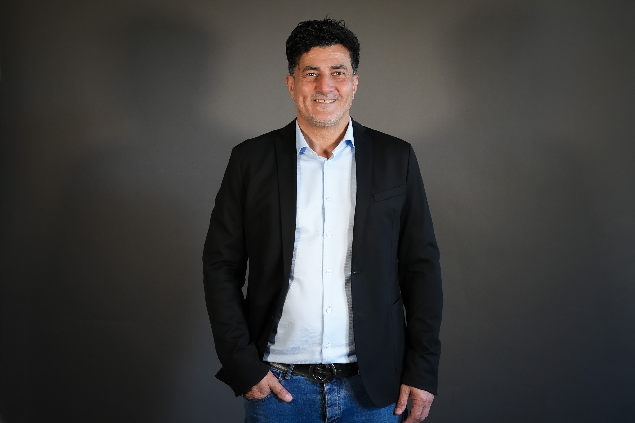Bulent Dokmeci im Business-Outfit Bulent Dokmeci im schwarzen Sakko und weißem Hemd vor neutralem Hintergrund