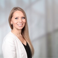 Porträt von Jessica Wendel-Kraft im professionellen Umfeld Jessica Wendel-Kraft im Business-Outfit vor neutralem Hintergrund