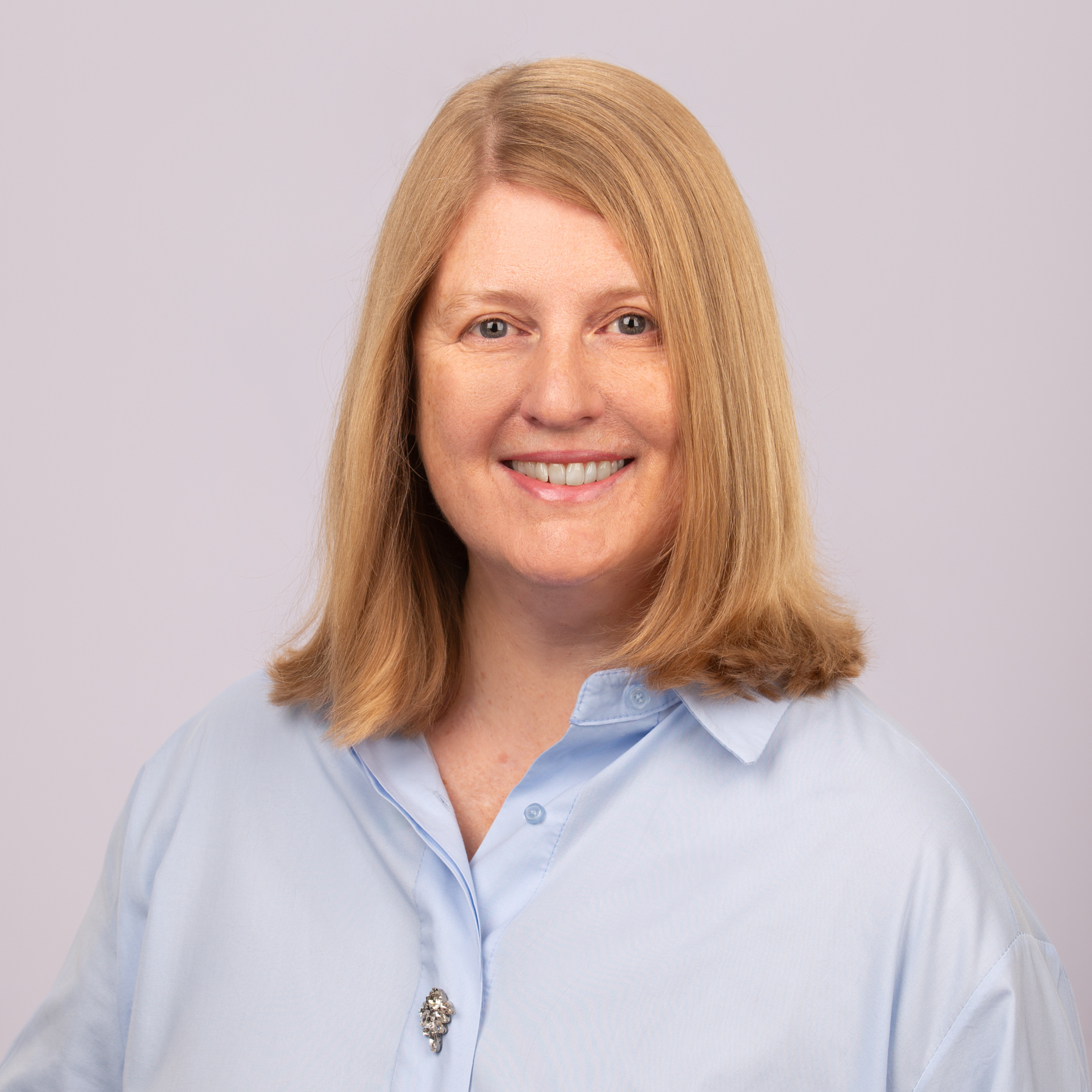 Bettina Kruse – Senior Sales Consultant Portrait Bettina Kruse, Senior Sales Consultant, im Business-Outfit vor neutralem Hintergrund