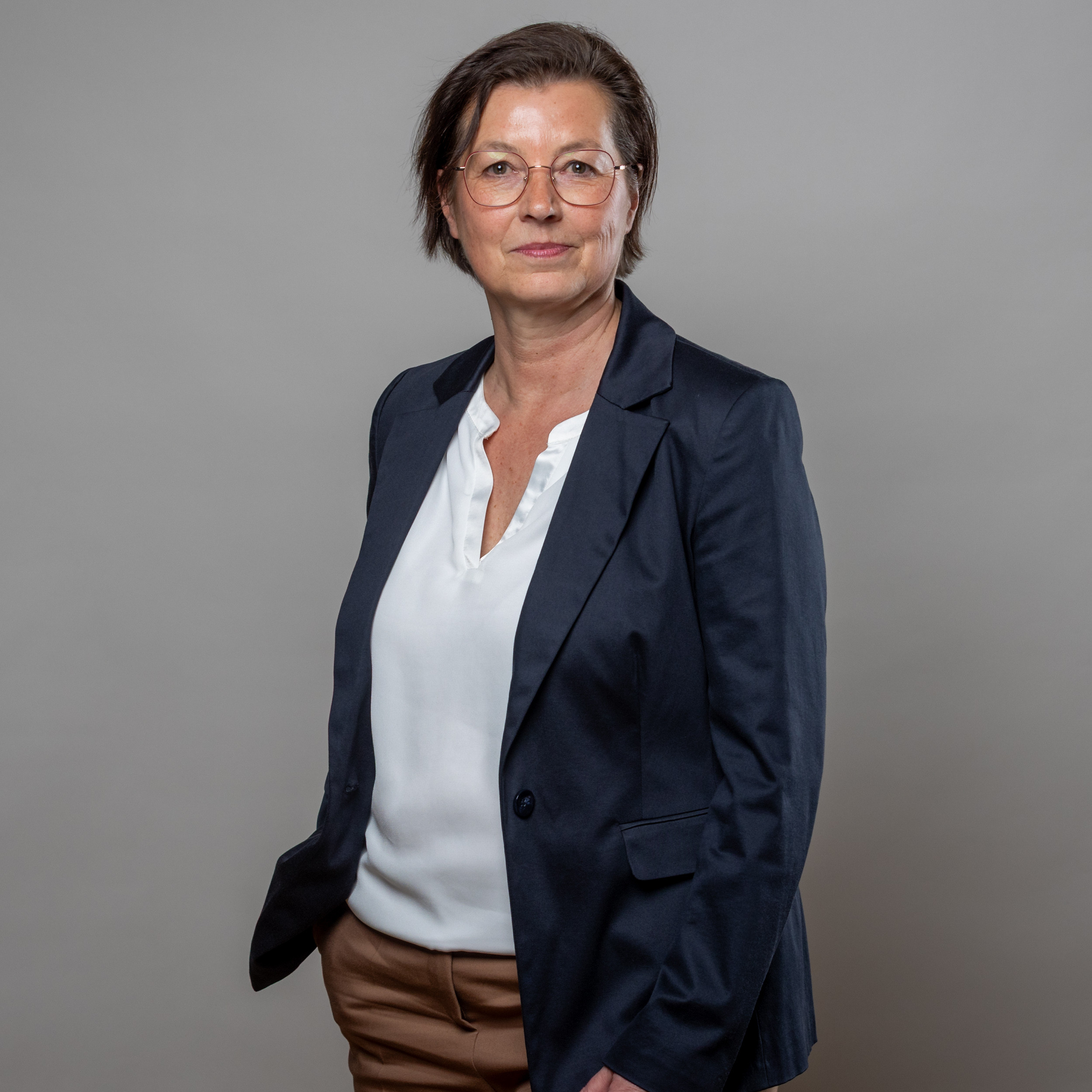 Christiane Beck im Business-Outfit Christiane Beck im Business-Outfit vor grauem Hintergrund