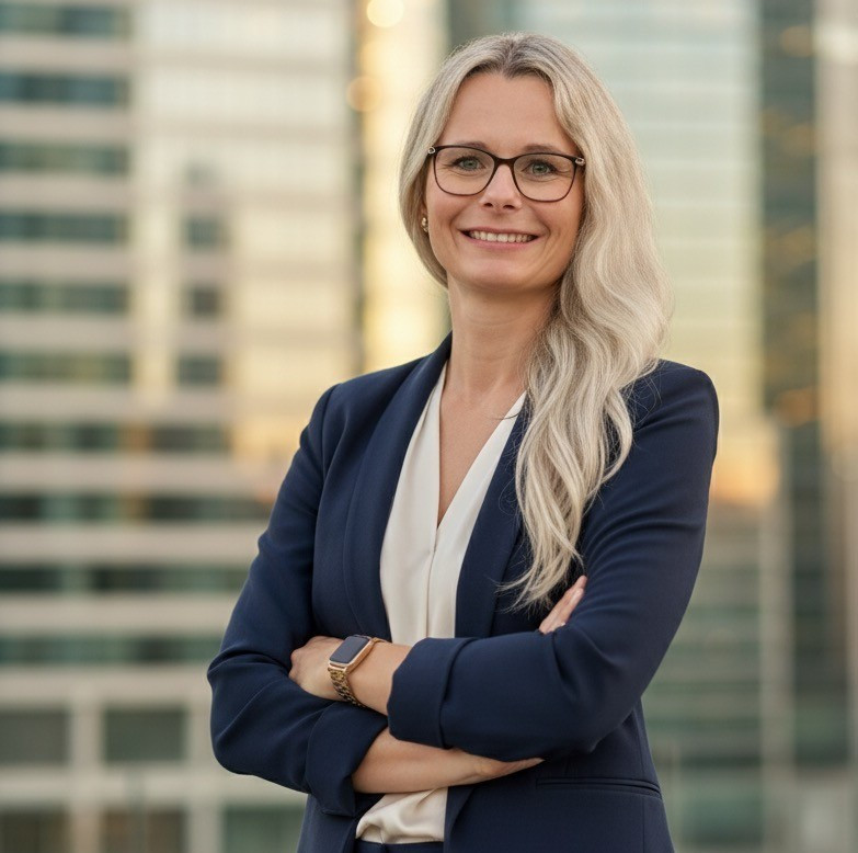 Professionelle Businessfrau vor Bürogebäuden – Bild für Landingpage Businessfrau mit langen blonden Haaren im Anzug vor modernen Bürogebäuden – ideal für Landingpages im Business-Umfeld