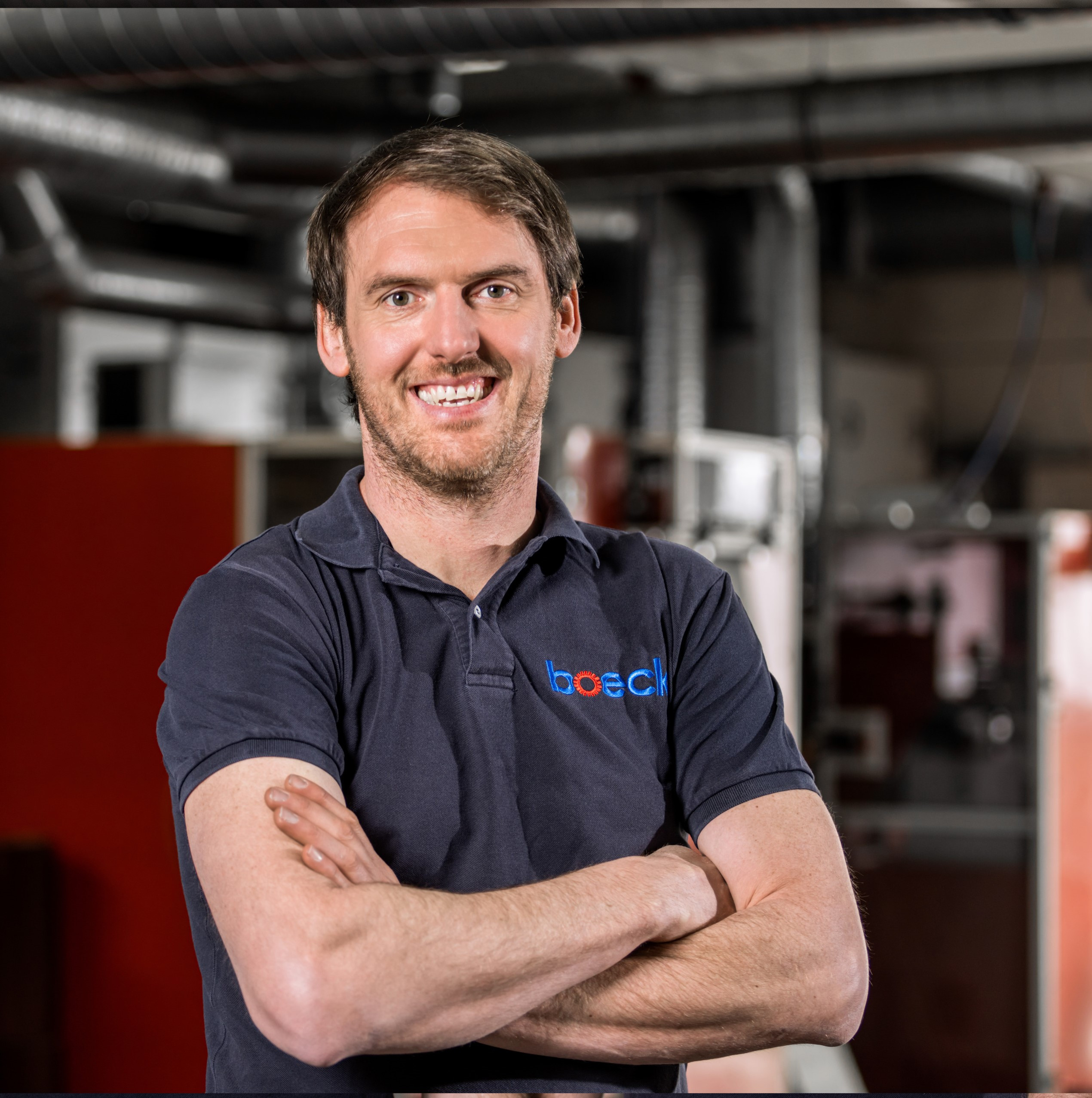 Marc Boeck bei der Arbeit im Unternehmen Boeck Marc Boeck im Arbeitsumfeld mit Boeck Firmenlogo auf dem Shirt
