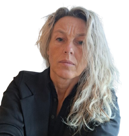 Joanna Bultjer-Hillmann im schwarzen Blazer mit langen, hellblonden Haaren