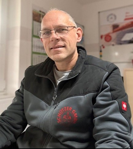 Portraitbild von Henning Schutzer in Arbeitskleidung der Schutzer GmbH