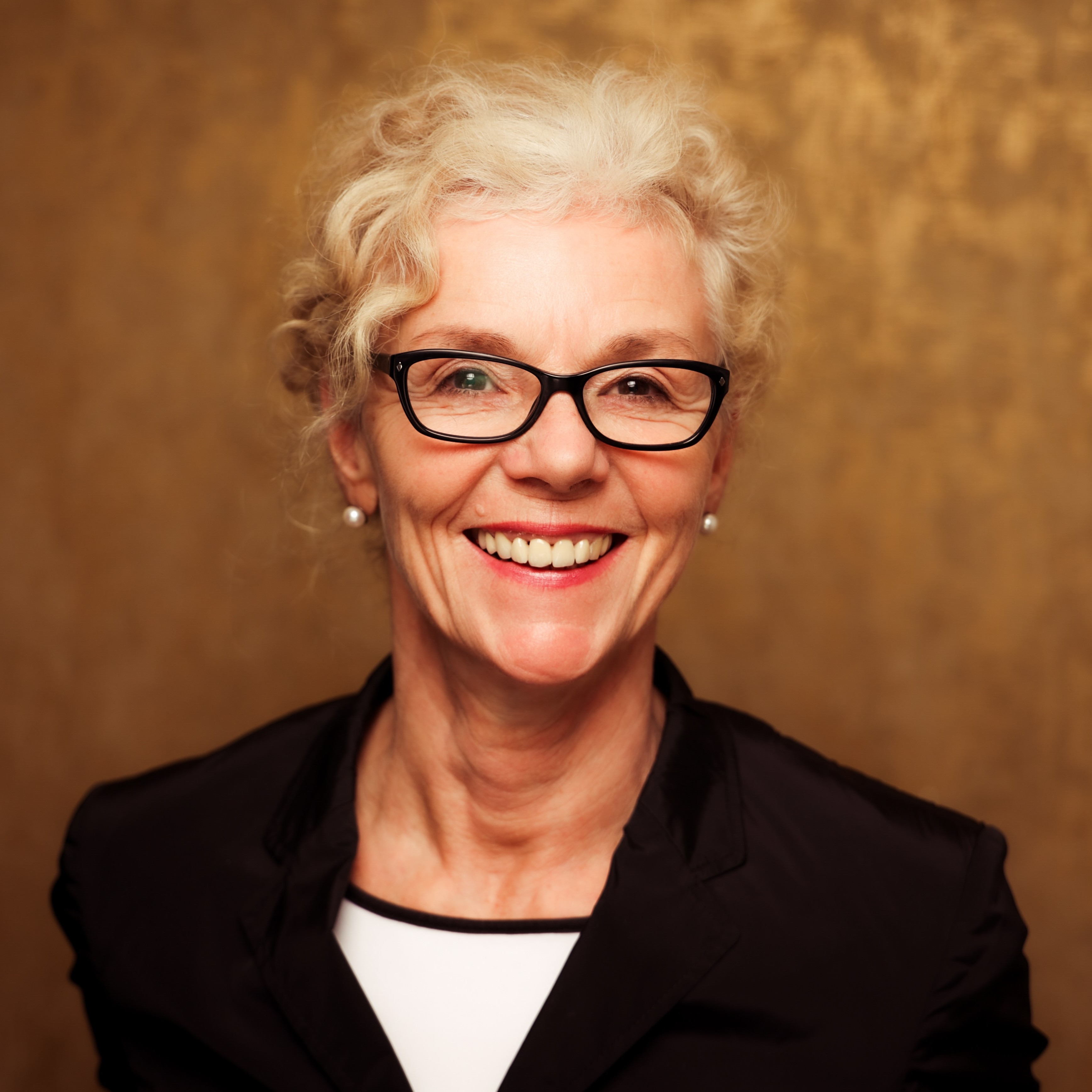 Portrait von Irene Nehrkorn-Kayn vor goldenem Hintergrund