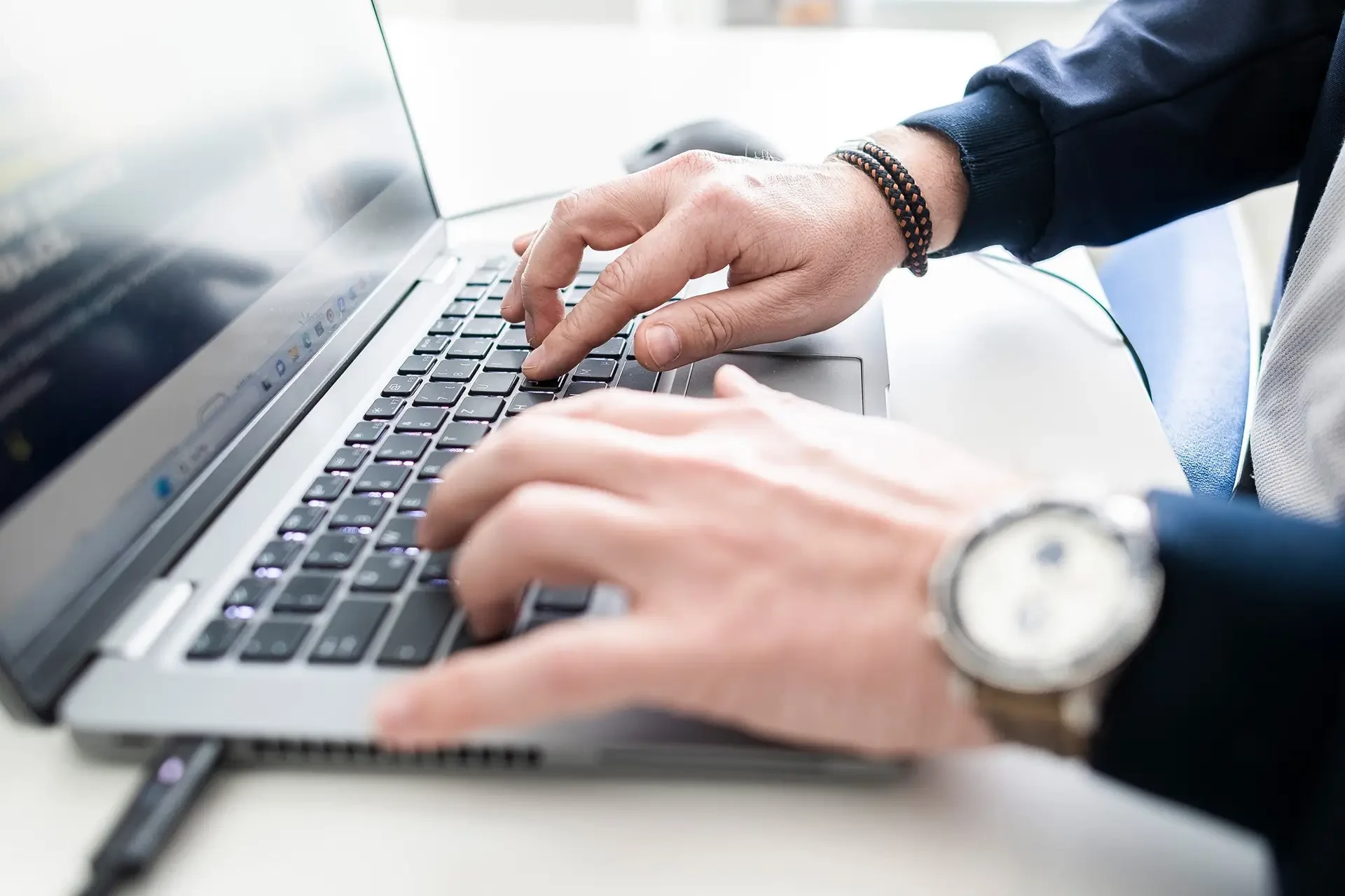 Hände schreiben auf dem Laptop