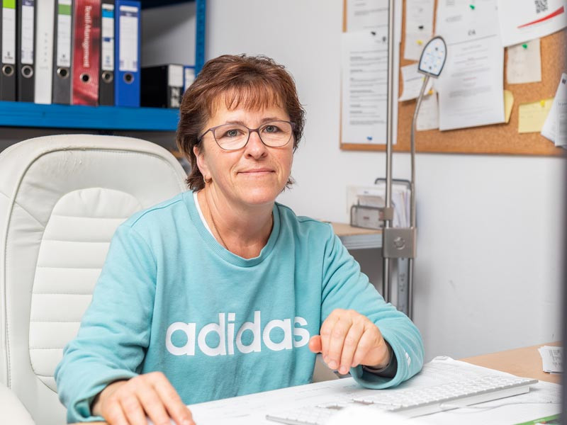 Mitarbeiterin im Büro des Bauunternehmen Behrens am Schreibtisch