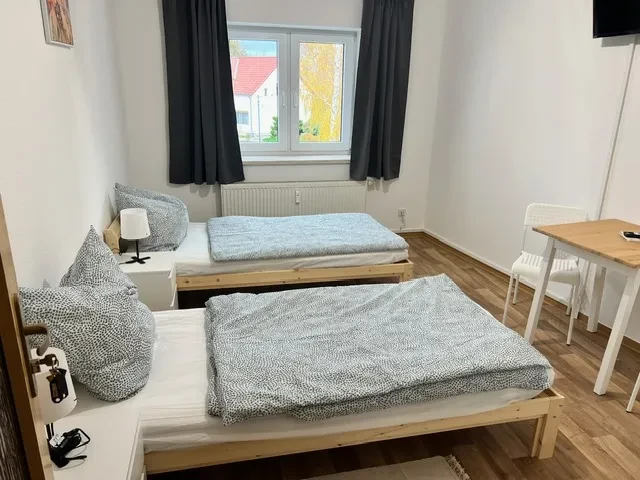 Schlafzimmer mit zwei Einzelbetten im großen Apartment – apartment-gross-05.webp Modernes Schlafzimmer mit zwei Einzelbetten in einem großen Apartment