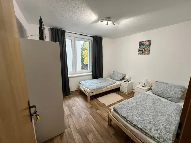 Apartment groß 08 – Schlafzimmer mit zwei Einzelbetten und moderner Einrichtung Modernes Schlafzimmer mit zwei Einzelbetten im Apartment groß 08