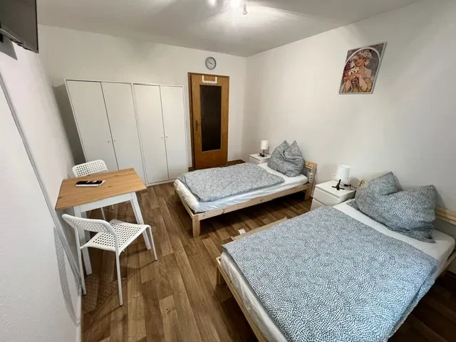 Großes Apartmentzimmer mit zwei Einzelbetten und moderner Einrichtung Modernes, großes Apartmentzimmer mit zwei Einzelbetten, Schreibtisch und Kleiderschränken