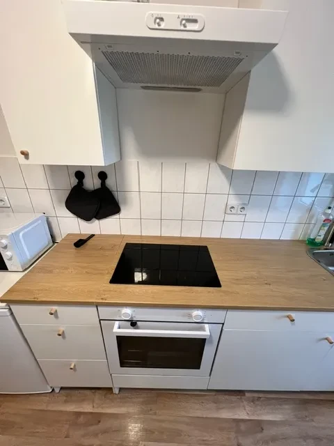 Küche im Apartment Gross – moderne Einbauküche mit Herd und Backofen Moderne Einbauküche im Apartment Gross mit Herd, Backofen und Mikrowelle