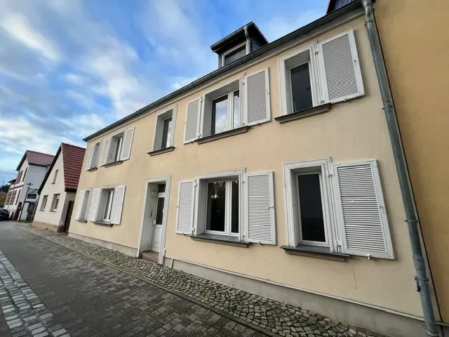 Apartment – Außenansicht eines großen Apartments mit weißen Fensterläden Außenansicht eines großen Apartments mit weißen Fensterläden und gepflastertem Gehweg, apartment gross 19