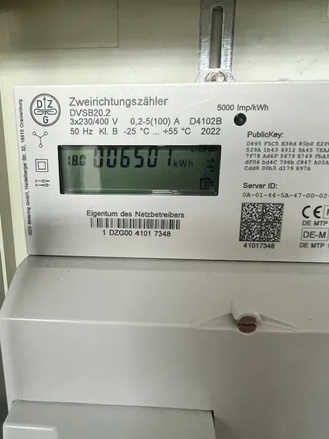 Stromzähler im Apartment – digitale Anzeige des Energieverbrauchs Zweirichtungszähler im Apartment mit digitaler Anzeige des Stromverbrauchs