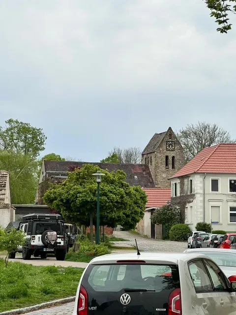 Ansicht auf Dorfstraße und historische Kirche Apartment mit Blick auf Dorfstraße und Kirche