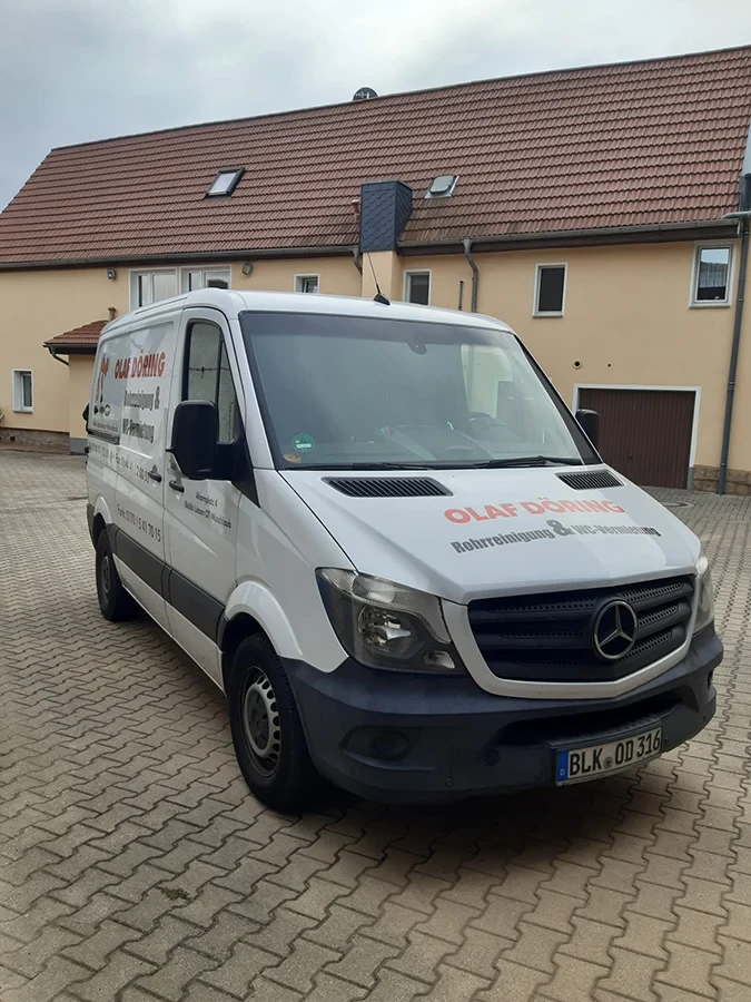 Firmenfahrzeug von Olaf Döring Rohrreinigung und Abflussreinigung auf einem Hof
