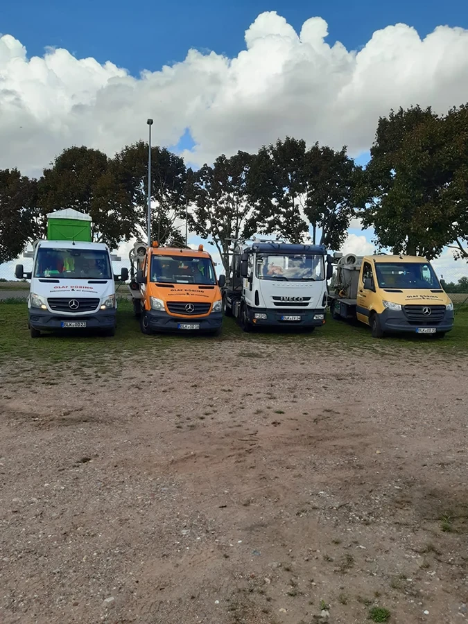 Fahrzeuge von Olaf Döring Rohrreinigung zur Abflussreinigung auf einem Parkplatz