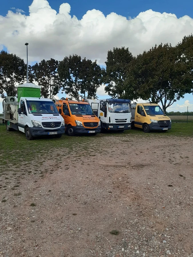 Fuhrpark von Döring Rohrreinigung mit mehreren Einsatzfahrzeugen für Rohrreinigung auf einem Parkplatz