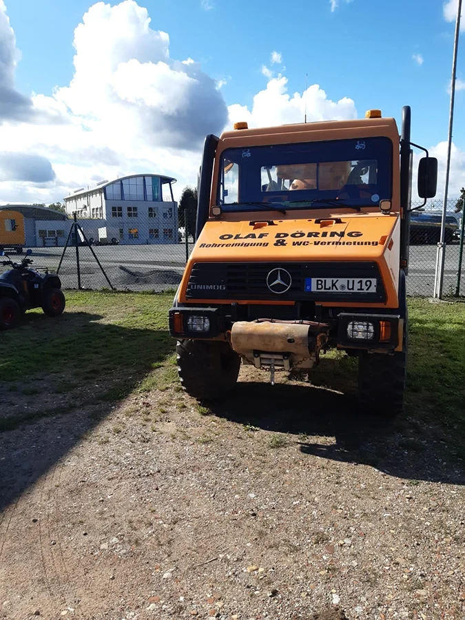 Unimog-Fahrzeug von Olaf Döring Rohrreinigung & WC-Vermietung auf einem Firmengelände