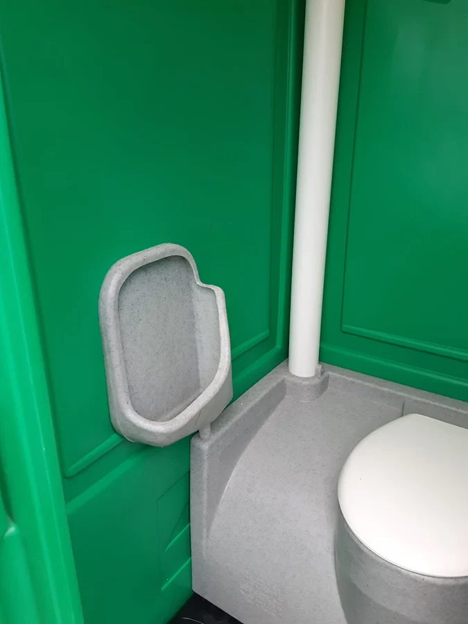 Innenansicht einer mobilen Toilette von Döring Rohrreinigung Toilettenvermietung mit Urinal und WC