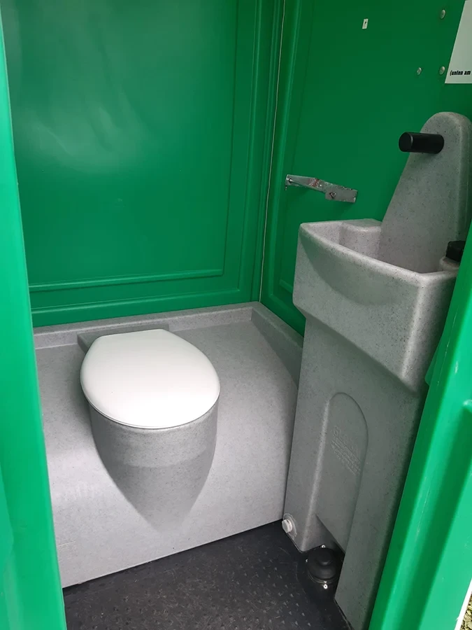 Innenansicht einer mobilen Toilette von Döring Rohrreinigung Toilettenvermietung mit Waschbecken und WC