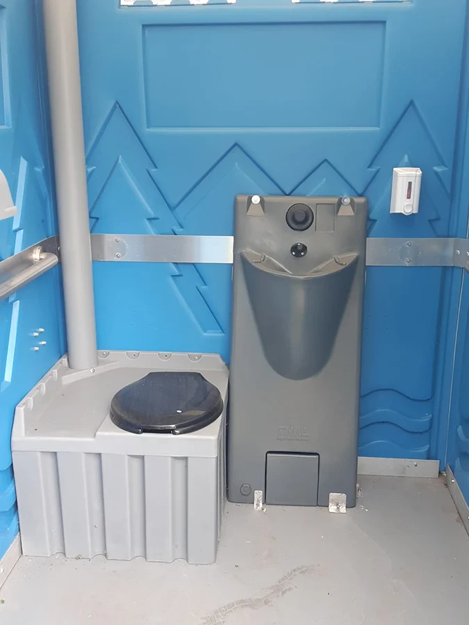 Innenansicht einer mobilen Toilette von Döring Rohrreinigung Toilettenvermietung mit Waschbecken und Toilettensitz