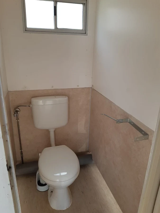 Toilette in einer mobilen Sanitäranlage von Döring Rohrreinigung und Toilettenvermietung