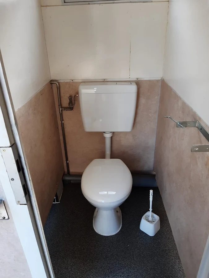 Toilette in einer mobilen Kabine von Döring Rohrreinigung Toilettenvermietung
