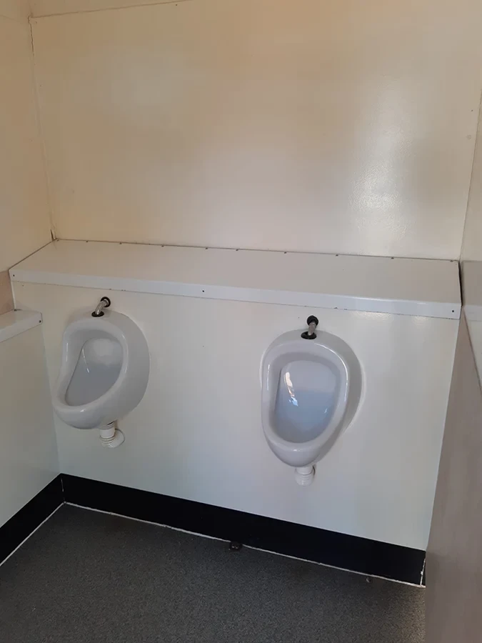 Zwei Urinale in einer mobilen Toilette von Döring Rohrreinigung Toilettenvermietung
