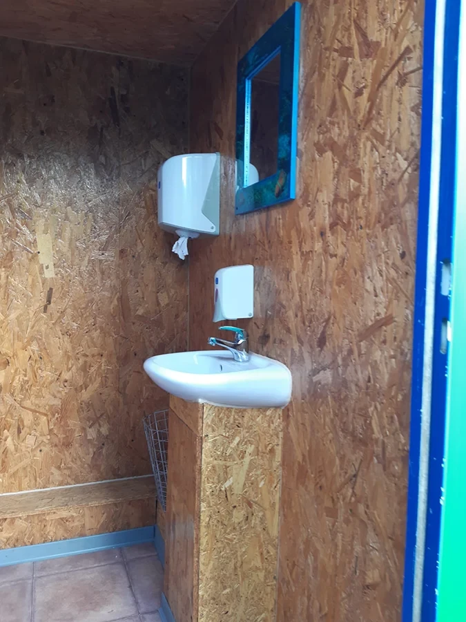 Waschbecken in einer mobilen Toilette von Döring Rohrreinigung und Toilettenvermietung