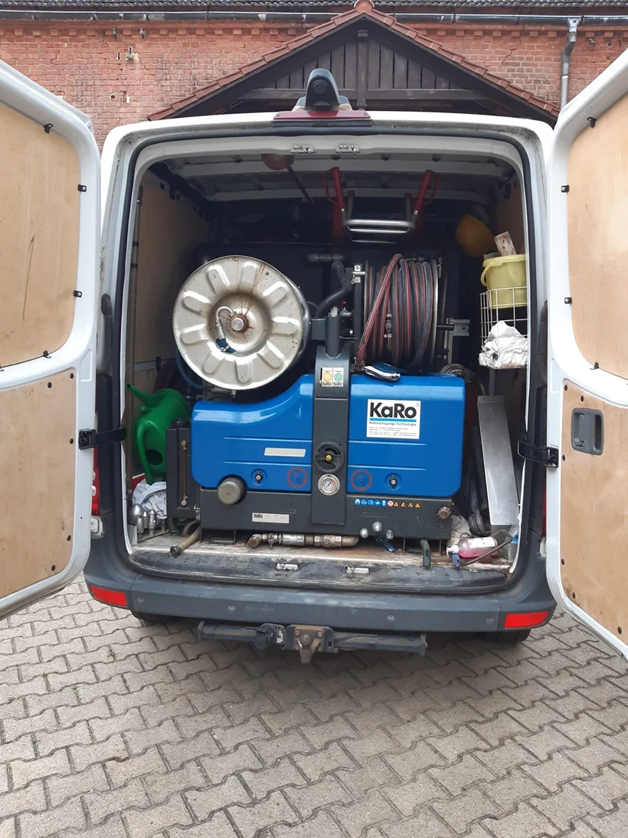Doering Rohrreinigung – professionelle Rohrreinigungsmaschine im Einsatzfahrzeug