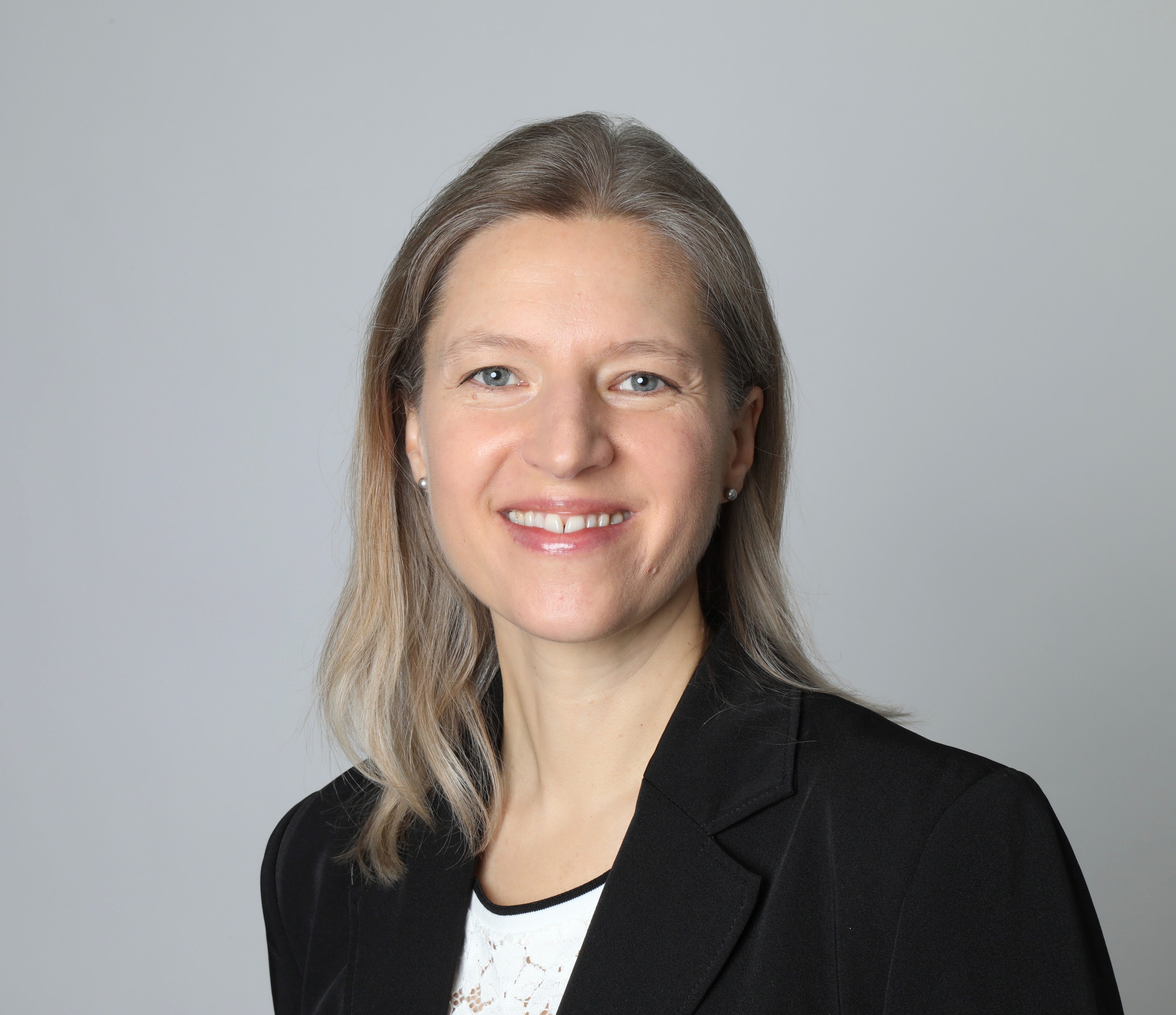 Jessica Bonig, Sales Consultant für Tiergesundheit, im Business-Outfit vor neutralem Hintergrund