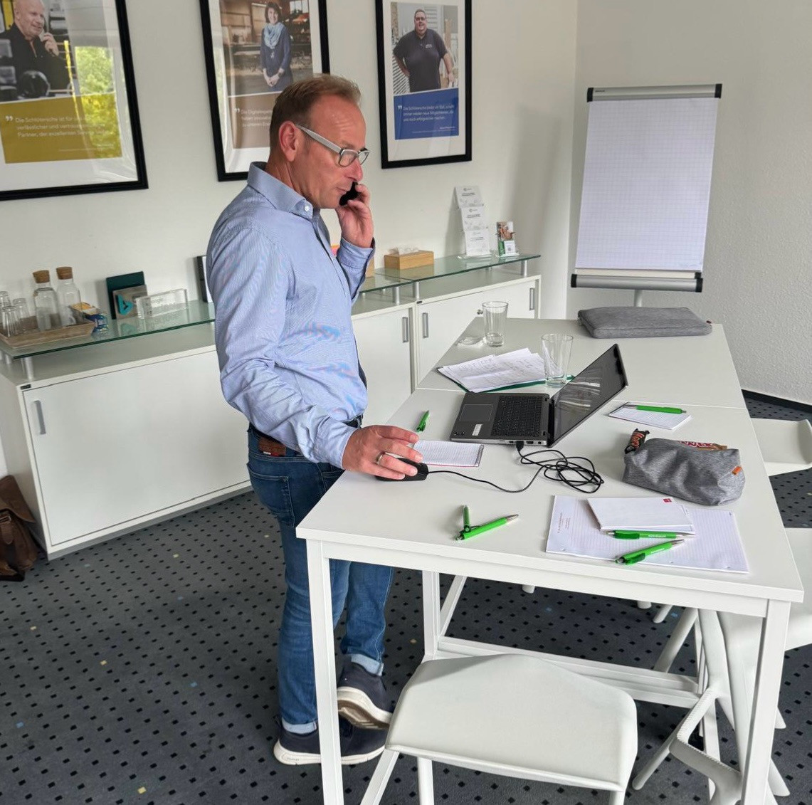 Workshop zum Thema neue Mandanten gewinnen: 4 Strategien für Kanzleien, Mann steht am Schreibtisch mit Laptop und Unterlagen