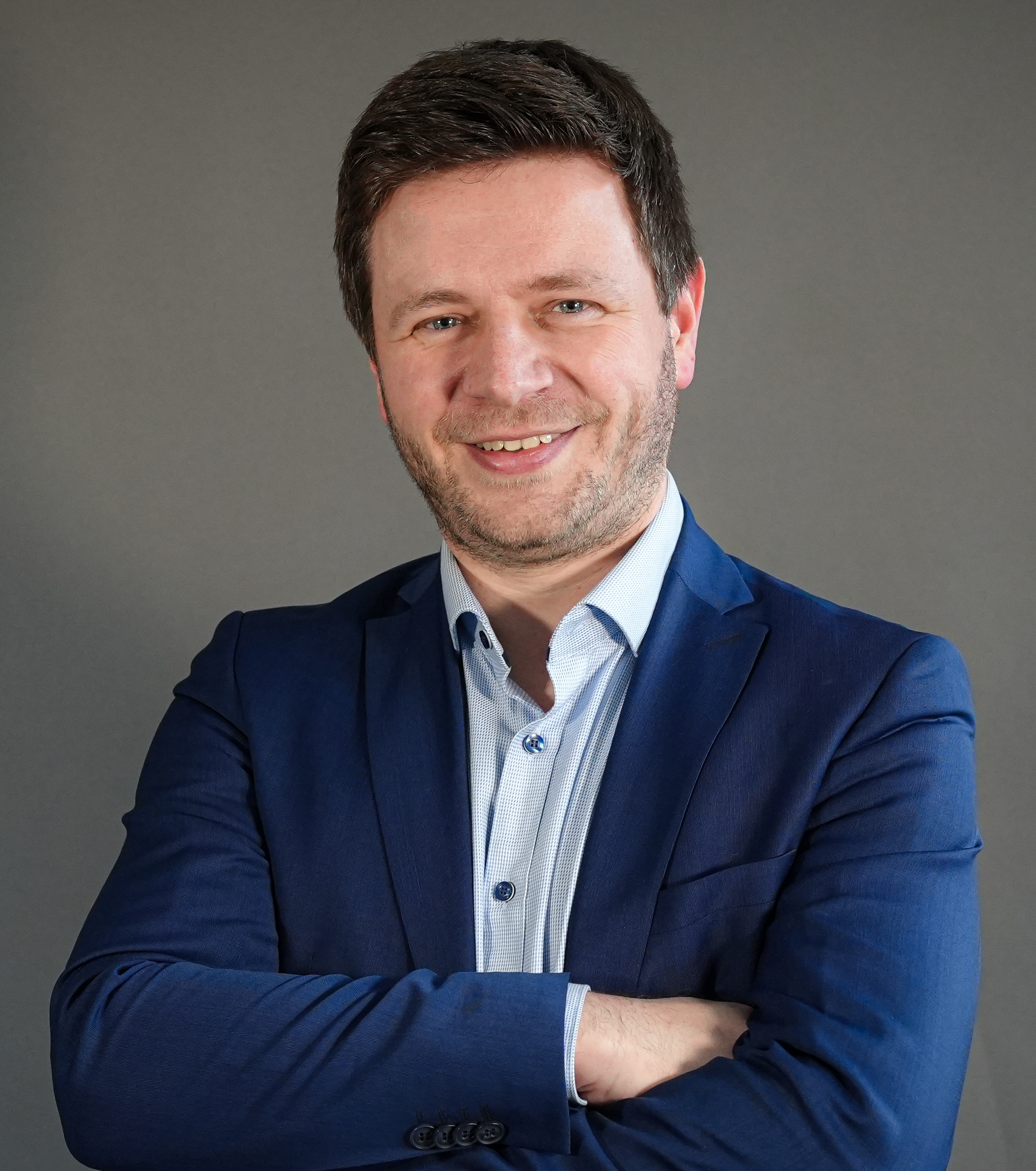 Björn Reinhard von Schlütersche im Business-Outfit mit verschränkten Armen