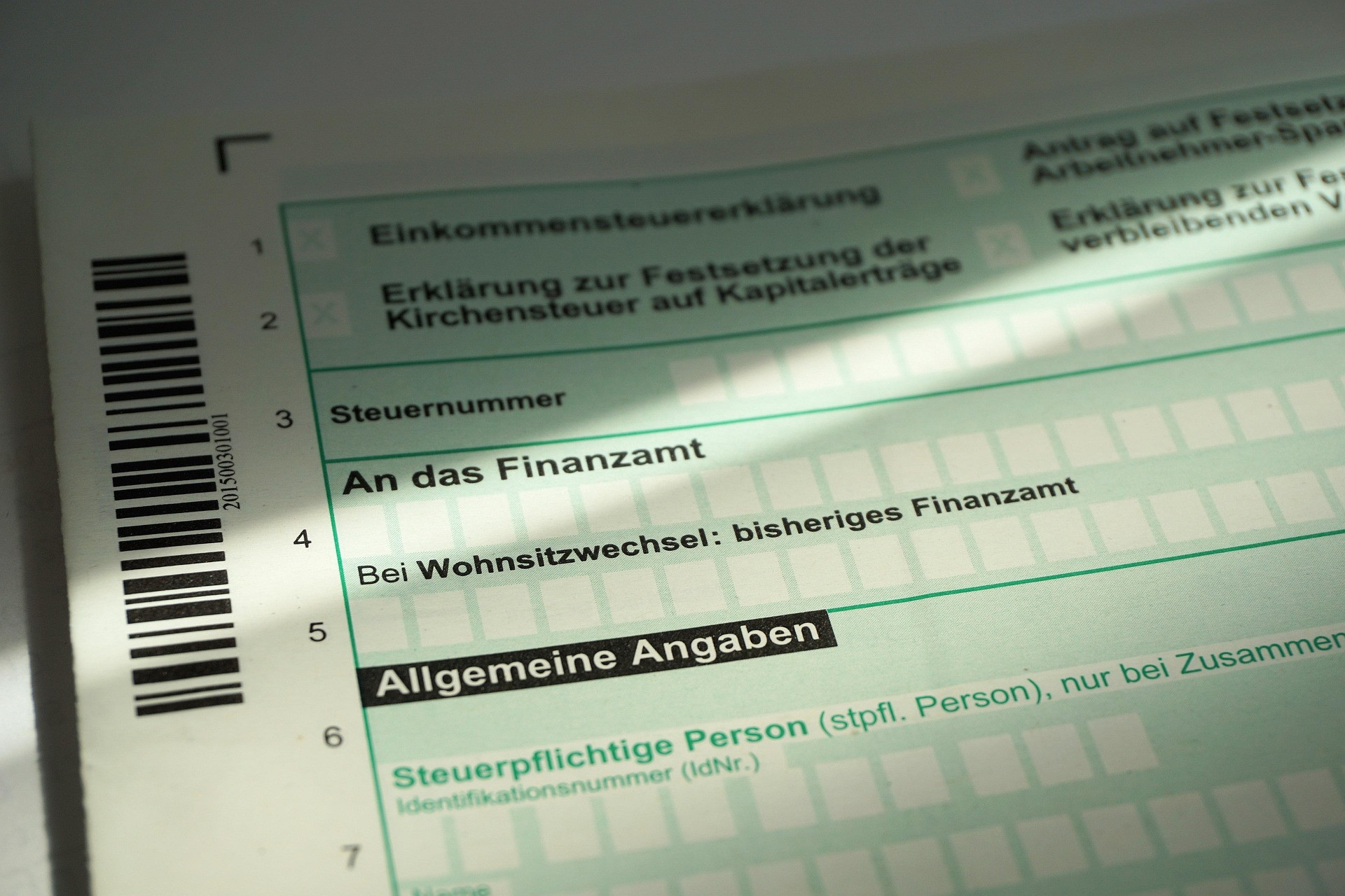 Steuerberater hilft beim Ausfüllen der Einkommensteuererklärung für das Finanzamt