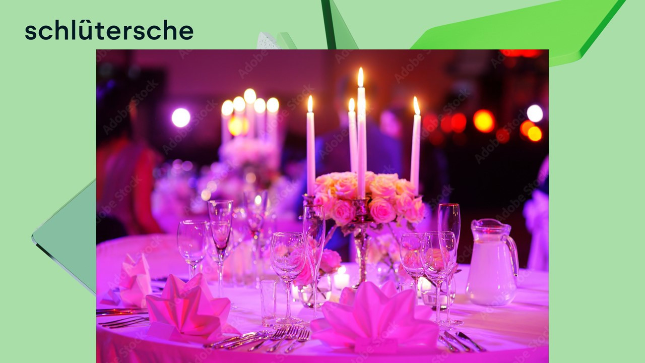 Festlich gedeckter Tisch mit Kerzen und Blumen bei einer Veranstaltung, organisiert von einer Eventagentur