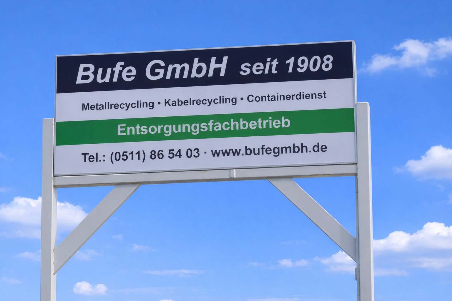Außensignage der Bufe GmbH bei klarem Himmel – Entsorgungsfachbetrieb für Metallrecycling, Kabelrecycling und Containerdienst