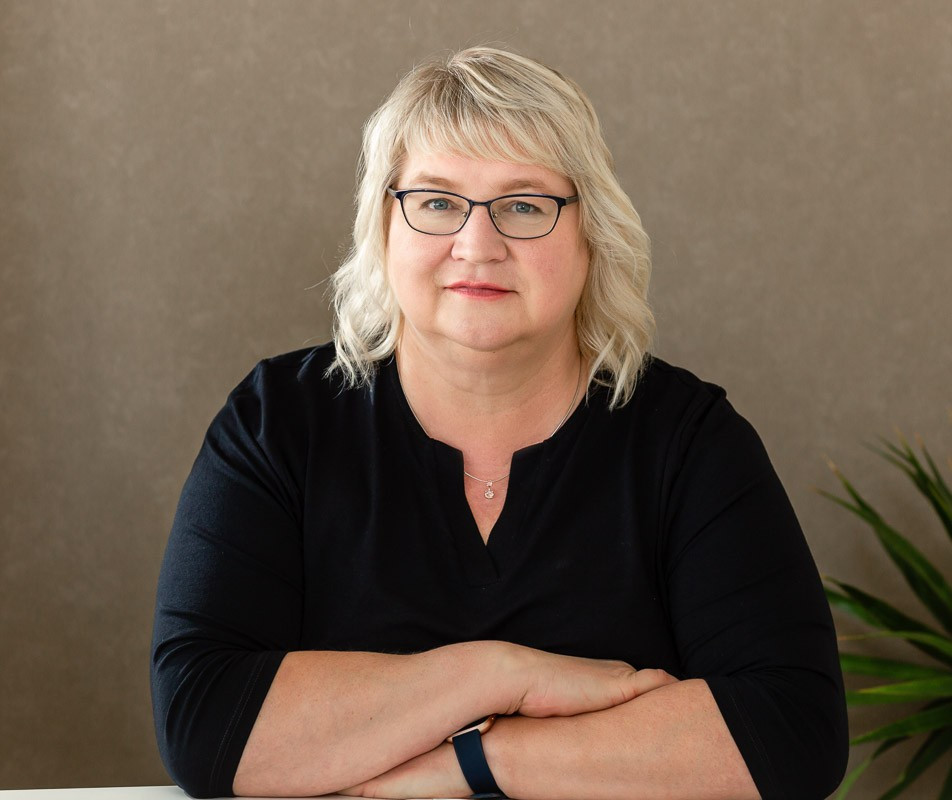 Businessfoto einer Frau mit blonden Haaren, aufgenommen für Schlutersche 2023