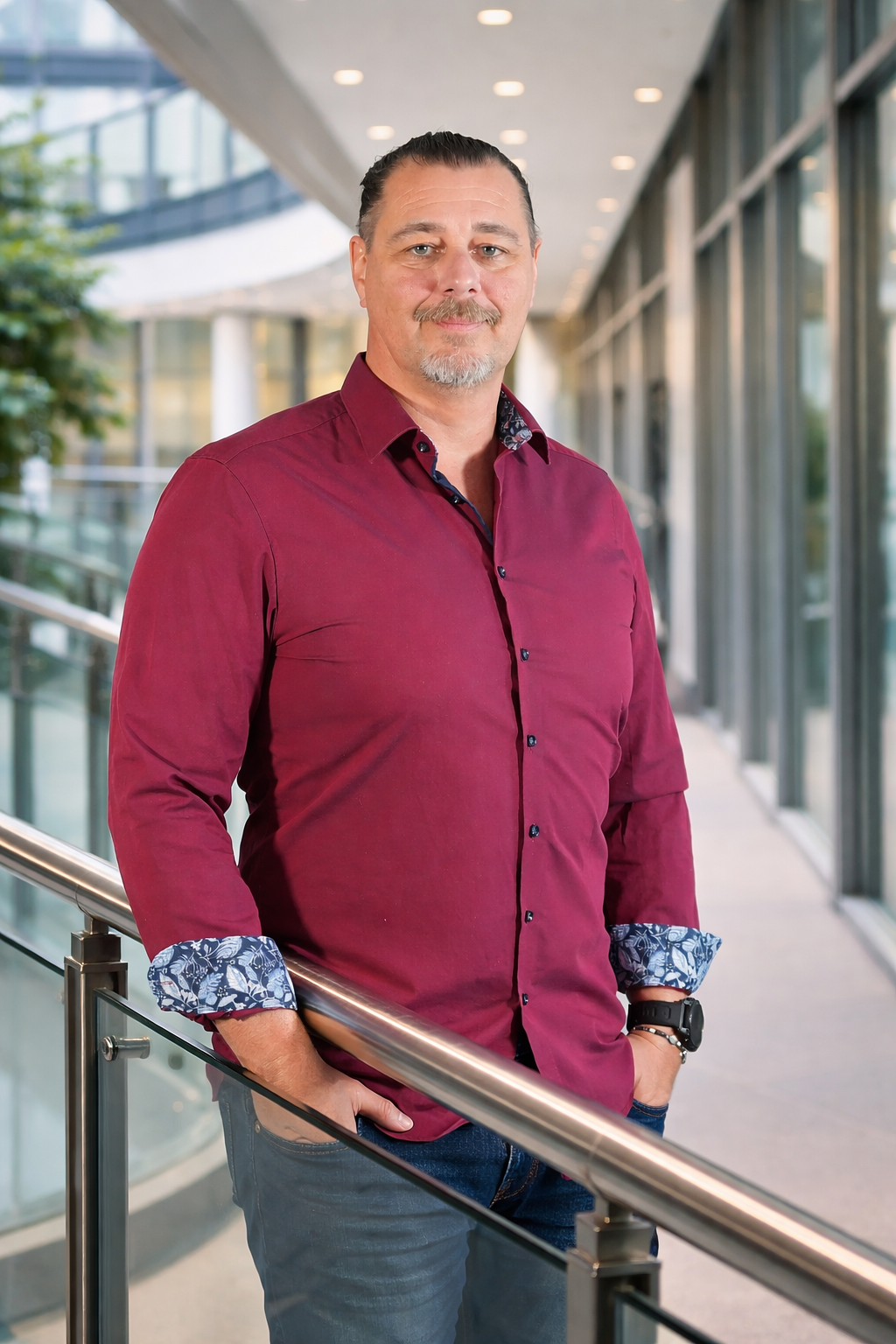 Tim im modernen Bürogebäude, Porträtaufnahme