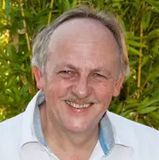 Gunter Koch im Garten mit weißem Hemd Gunter Koch im Garten mit weißem Hemd vor grünen Pflanzen
