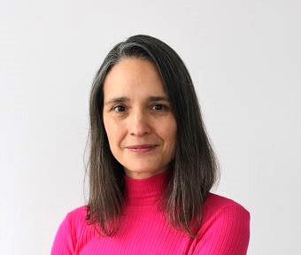 Inhaberin der Heide Apotheke Beelitz vor hellem Hintergrund