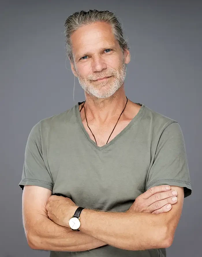 Portrait von Holger Koppe vor grauem Hintergrund