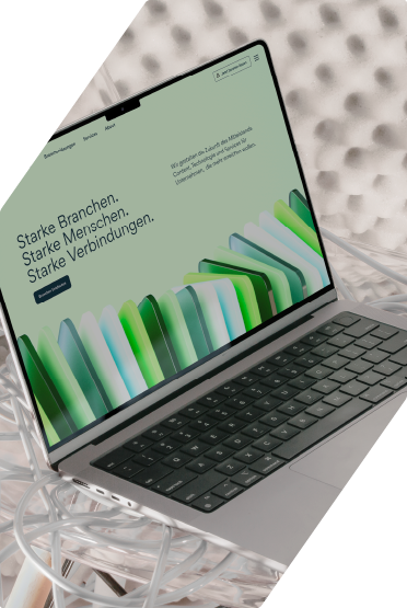 Laptop mit geöffneter Startseite von sc brandbase und Anwendungsbeispielen